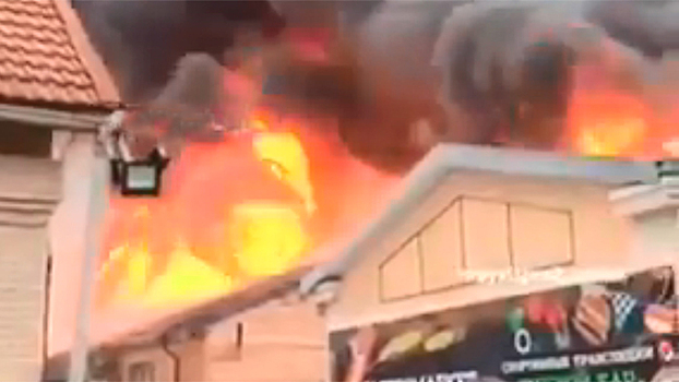 В Пятигорске горит один из павильонов рынка