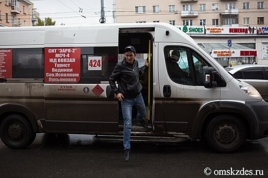 В Омске рассказали, обязаны ли пассажиры маршруток носить с собой наличные