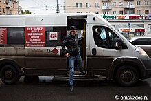 В Омске рассказали, обязаны ли пассажиры маршруток носить с собой наличные
