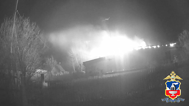 Автоинспекторы вывели восьмерых людей из горящего дома в посёлке Кировский Алтайского края