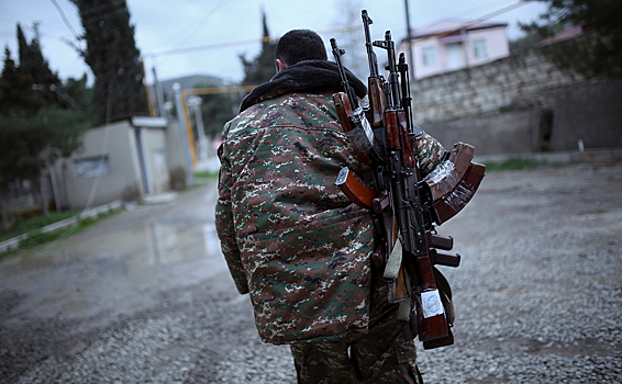 На границе Азербайджана и Армении открыли стрельбу