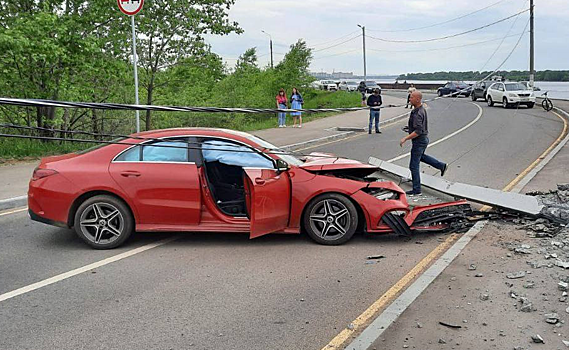 Иномарка снесла столб на Гребном канале в Нижнем Новгороде