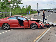 Иномарка снесла столб на Гребном канале в Нижнем Новгороде