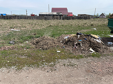 Кузбассовцы пожаловались на раскиданный мусор в одном из поселков области