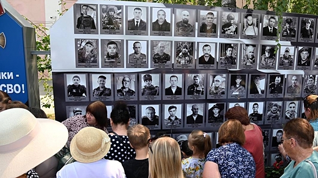 В Урюпинске открыли «Стену памяти» в честь погибших на СВО героев