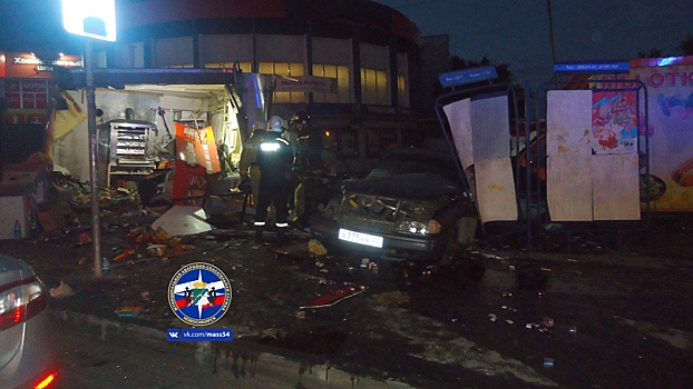 В Новосибирске автомобиль протаранил киоски, есть погибшие