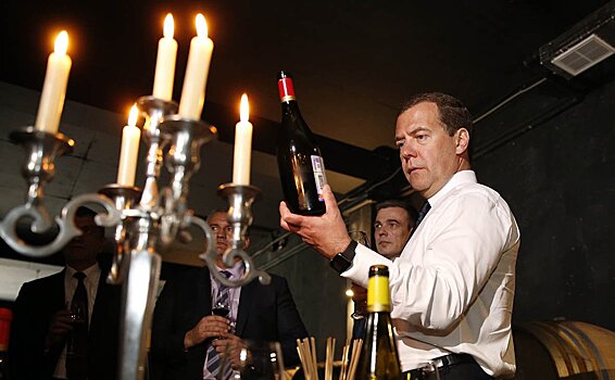 Медведев поручил рассмотреть квоты для российских вин‍