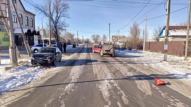 В Ершове столкнулись три отечественных авто. Один человек пострадал