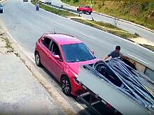 Грузовик скатился с уклона дороги и повредил два автомобиля