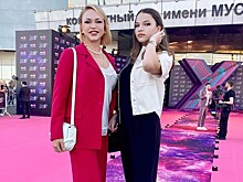 Алла Довлатова вышла в свет с дочерью-подростком