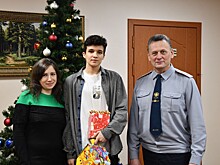 Акция «Ёлка желаний» в Костроме: детям подарили на новый год книги про работу с уголовниками