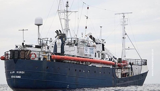 Европейские страны спорят, куда может пристать судно с десятками нелегалов на борту