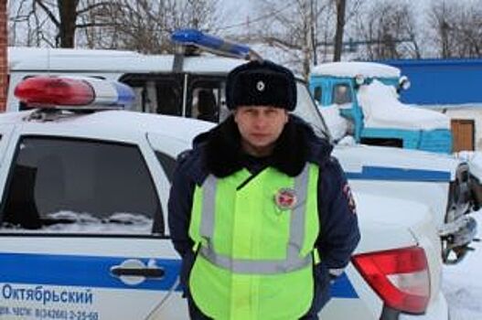В Новосибирской области инспекторы ДПС спасли граждан от холода
