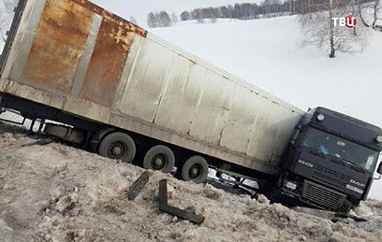 В залетевшей под фуру легковушке выжил только двухлетний ребенок