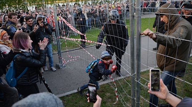 В РПЦ одобрили применение дубинки к протестующим в Екатеринбурге