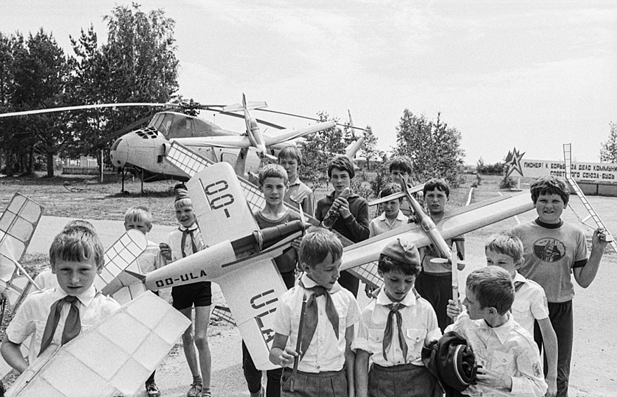 Юные авиамоделисты, отдыхающие в пионерском лагере "Лайнер", 1985 год