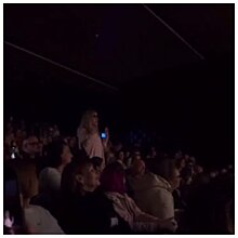 Пугачева произнесла речь прямо из зрительского зала на премьере фильма «Мама, я дома» в Израиле