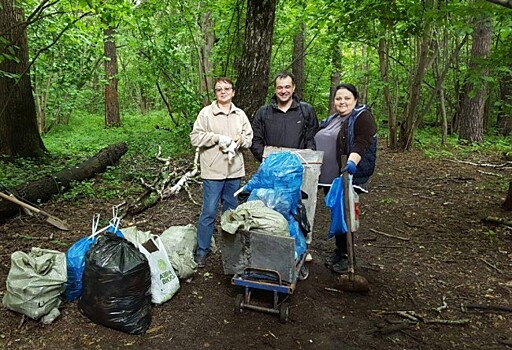 Жители района убрали мусор в Крылатском парке