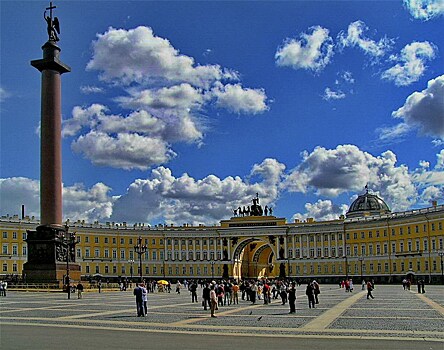 Российский книжный союз устроит книжный фестиваль на Дворцовой площади