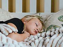 Педиатр объяснил, с какого возраста ребенок должен спать отдельно