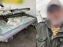 В Абакане мужчина с топором разгромил витрину на рынке