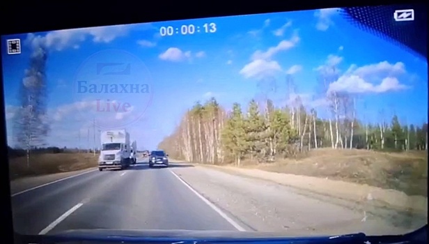 Две иномарки столкнулись при обгоне на дороге в Нижегородской области