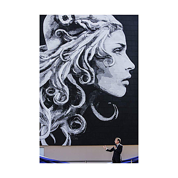 Новый образ Марианны, символа свободы Франции, создала уличная художница YZ