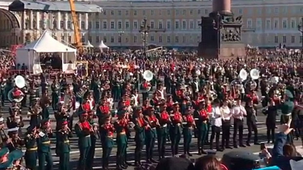 «Полет шмеля» на Дворцовой: 500 военных музыкантов установили мировой рекорд