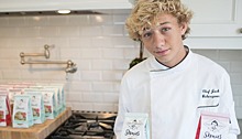Этот 19-летний парень трижды победил рак и стал поваром-предпринимателем — автором популярных в Instagram «скони»