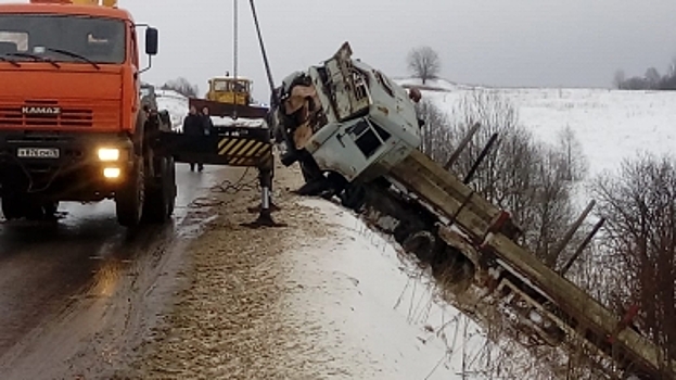 Костромской «КАМАЗ» с лесом «улетел» в кювет