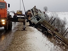 Костромской «КАМАЗ» с лесом «улетел» в кювет