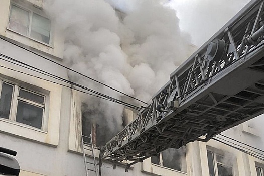 В центре Якутска потушили загоревшийся торговый центр, горели павильоны 3-го этажа