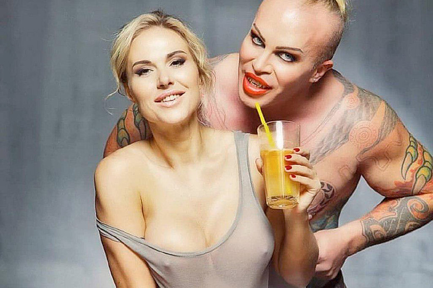 Детей они заводить пока не собираются, предпочитая уделять все внимание друг другу. Пара много путешествует и обременять себя ребенком они не планируют.