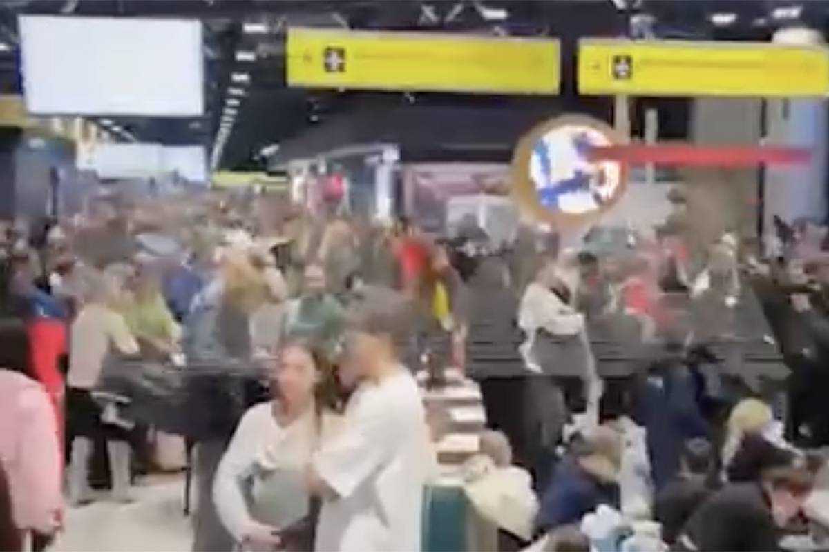 Обстановка в аэропорту Шереметьево на фоне массовой отмены рейсов попала на видео