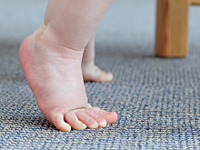 Ребенок сделал первые шаги спустя год после революционной генной терапии