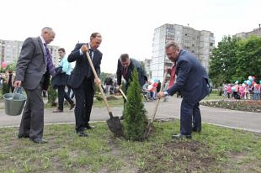 Работники и ветераны МГОКа заложили аллею в честь 60-летия Железногорска