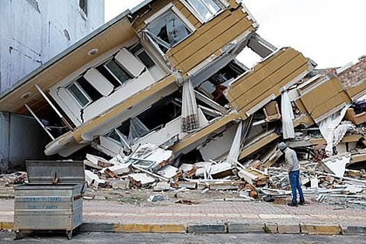 Российская семья пережила землетрясение в Турции и оказалась заперта на заправке