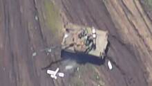 Минобороны показало кадры удара дрона-камикадзе «Ланцет» по танку ВСУ