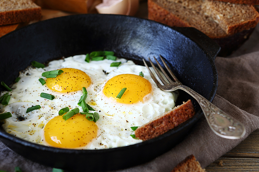 В яйцах содержится белок и полиненасыщенные жиры, которые делают этот продукт универсальным. Включать яйца в рацион рекомендуется всем, кто хочет снизить жировую массу и при этом не хочет терять мышечную.