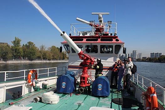 Журналисты побывали на пожарном корабле «Надежда»