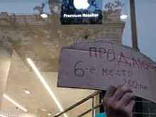 Стоящих в очереди за iPhone направили в психологу