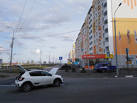 На улице Еремина водитель «Renault» протаранил почтовый автомобиль