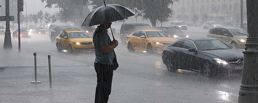 Дождь в апреле. Ливень в москве 28 06 2021. Дождь в москве. Дождливый день. Жители москвы.