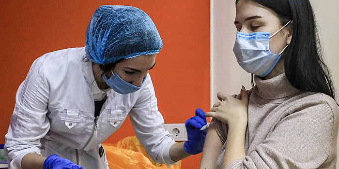 Помощь военных и вакцинация: борьба с COVID-19 в России не ослабевает ни на минуту