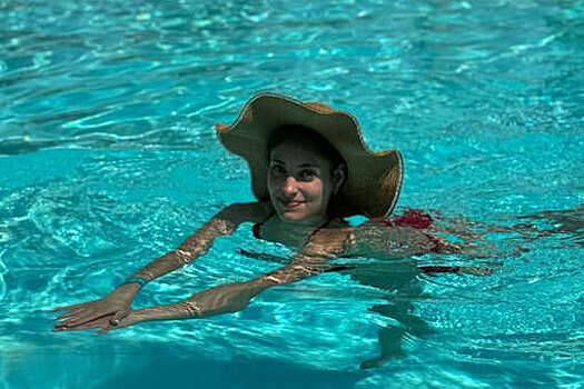 Фигуристка Косторная выложила фотографию в купальнике