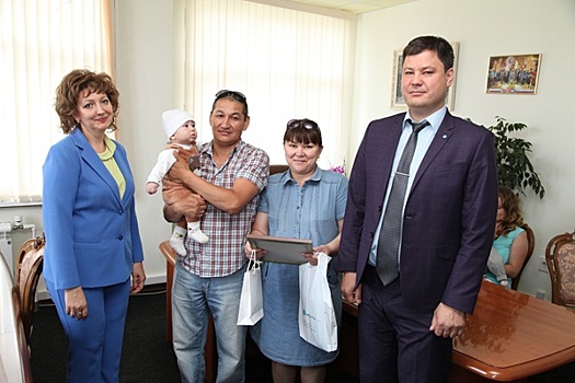 Банк "Открытие" подарил семьям Ханты-Мансийска сувениры