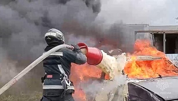 В Кирове на Луганской сгорела машина