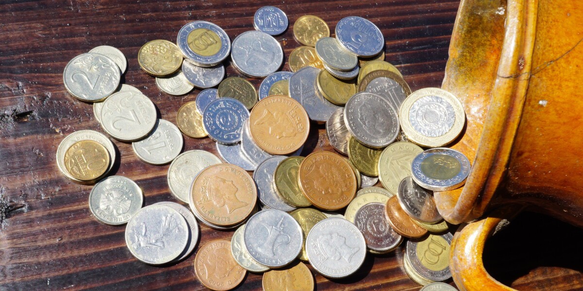 Похоронную церемонию прервали археологи: на месте захоронения нашли кувшин с монетами