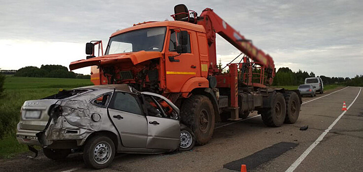 Два человека погибли в столкновении с грузовиком в Удмуртии