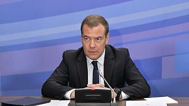 Медведев вручил награды депутатам Госдумы